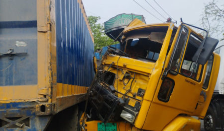 কালীগঞ্জে ট্রাক-কাভার্ডভ্যান সংঘর্ষে, চালক নিহত