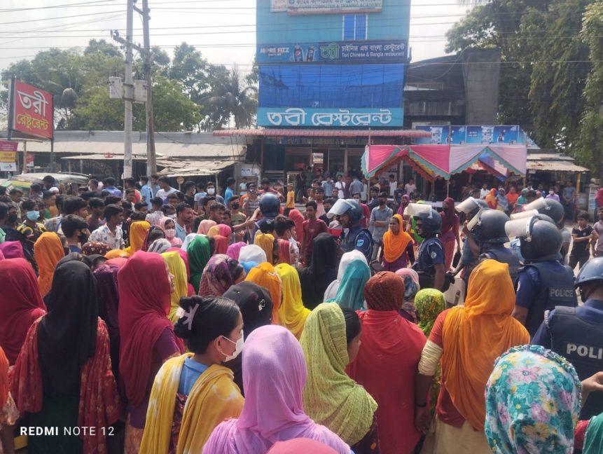 গাজীপুরে বেতনবৃদ্ধির দাবিতে মহাসড়কে শ্রমিক বিক্ষোভ