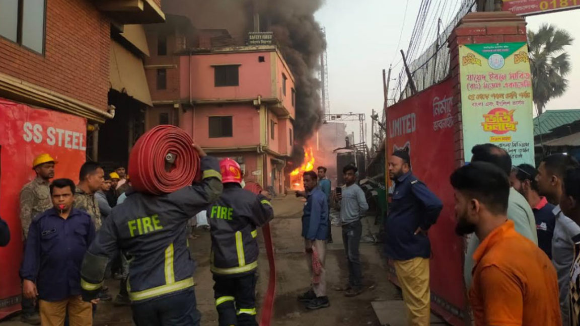 গাজীপুর মহানগরের মিল গেট এলাকায় একটি কারখানার নিজস্ব বৈদ্যুতিক ট্রান্সফরমারে অগ্নিকাণ্ডের ঘটনা ঘটেছে। খবর পেয়ে ফায়ার সার্ভিসের তিনটি ইউনিট এক ঘণ্টার বেশি সময়ের চেষ্টায় আগুন নিয়ন্ত্রণে আনে। প্রাথমিকভাবে আগুন লাগার কারণ ও ক্ষয়ক্ষতির পরিমাণ জানাতে পারেনি ফায়ার সার্ভিস। বিজ্ঞাপন মঙ্গলবার (১২ মার্চ) ভোর সোয়া ৬টার দিকে টঙ্গীর মিল গেট এলাকায় এস এস স্টিল মিলের নিজস্ব ১১ কেভি দুটি বৈদ্যুতিক ট্রান্সফরমারে অগ্নিকাণ্ডের এ ঘটনা ঘটে। গাজীপুর ফায়ার সার্ভিসের উপ-সহকারী পরিচালক আব্দুল্লাহ আল-আরেফিন এ তথ্য নিশ্চিত করেছেন। বিজ্ঞাপন তিনি জানিয়েছেন, মঙ্গলবার ভোর ৬টা ৩৫ মিনিটে গাজীপুরের টঙ্গীর মিল গেট এলাকায় এস এস স্টিল মিলের বৈদ্যুতিক ট্রান্সফরমারে আগুন লাগে। খবর পেয়ে ফায়ার সার্ভিসের তিনটি ইউনিট দ্রুত ঘটনাস্থলে পৌঁছে আগুন নিয়ন্ত্রণে আনতে কাজ শুরু করে। এক ঘণ্টার বেশি সময়ের চেষ্টায় সকাল ৭টা ৪০ মিনিটে আগুন নিয়ন্ত্রণে আসে। এ ঘটনায় হতাহতের কোনো ঘটনা ঘটেনি। আগুন লাগার কারণ ও ক্ষয়-ক্ষতির পরিমাণ তদন্ত সাপেক্ষে জানা যাবে বলে তিনি জানান