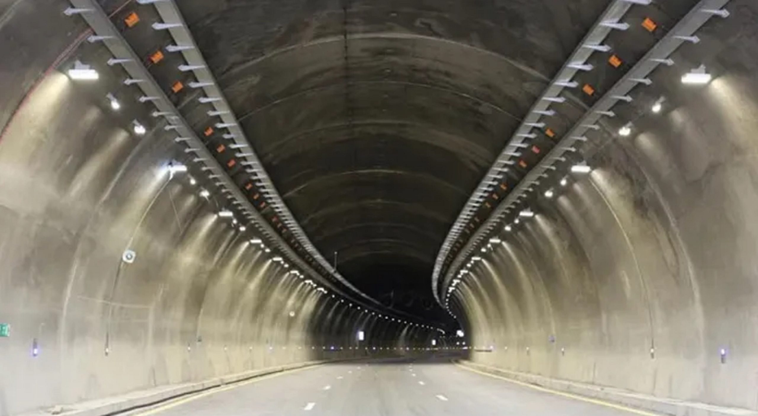 চীনে এক্সপ্রেসওয়ের টানেল