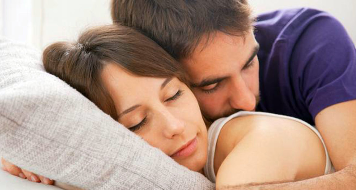 বিছানায় নারী