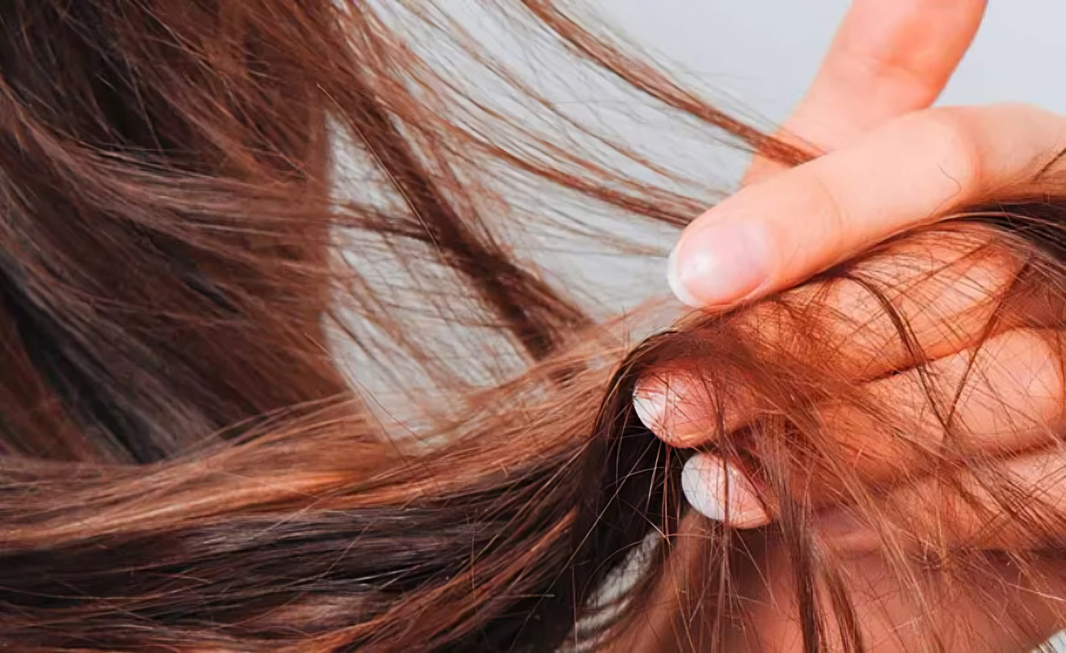 চুলে লালচে ভাব কেন হয়? যা করবেন চুল