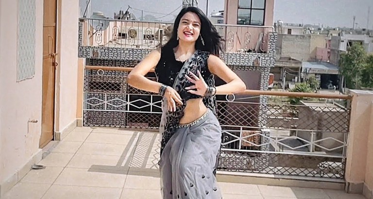 বাড়ির ছাদে ধামাকেদার গানে উদ্দাম ড্যান্স দিয়ে উষ্ণতা ছড়ালেন সুন্দরী যুবতী ড্যান্স