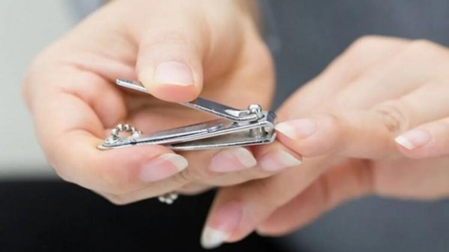 নেলকাটারের সাথে দুটো ছোট চাকু থাকে কেন নেলকাটা