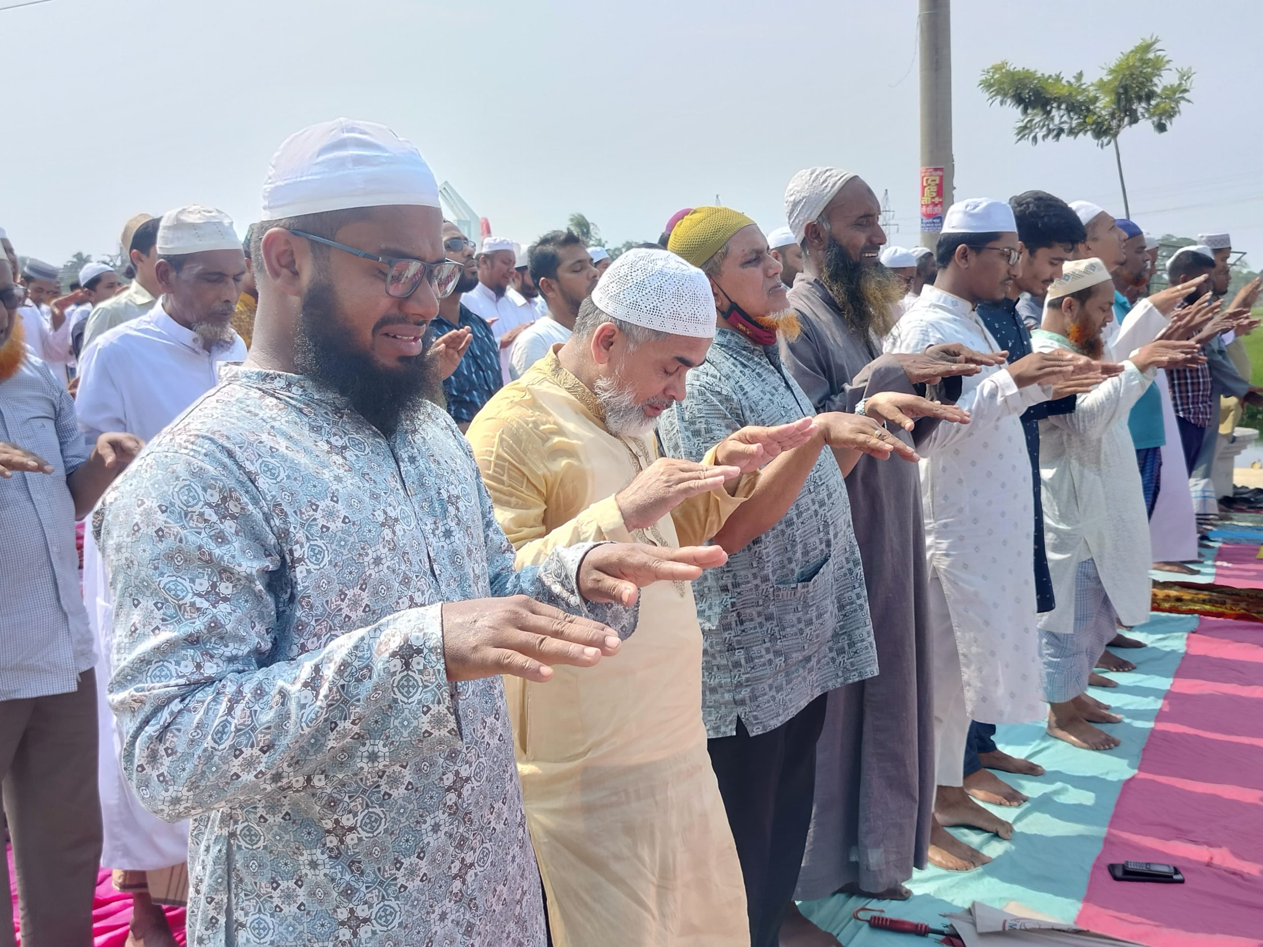 আল্লাহর কাছে বৃষ্টি চেয়ে কাঁদলেন মুসল্লিরা