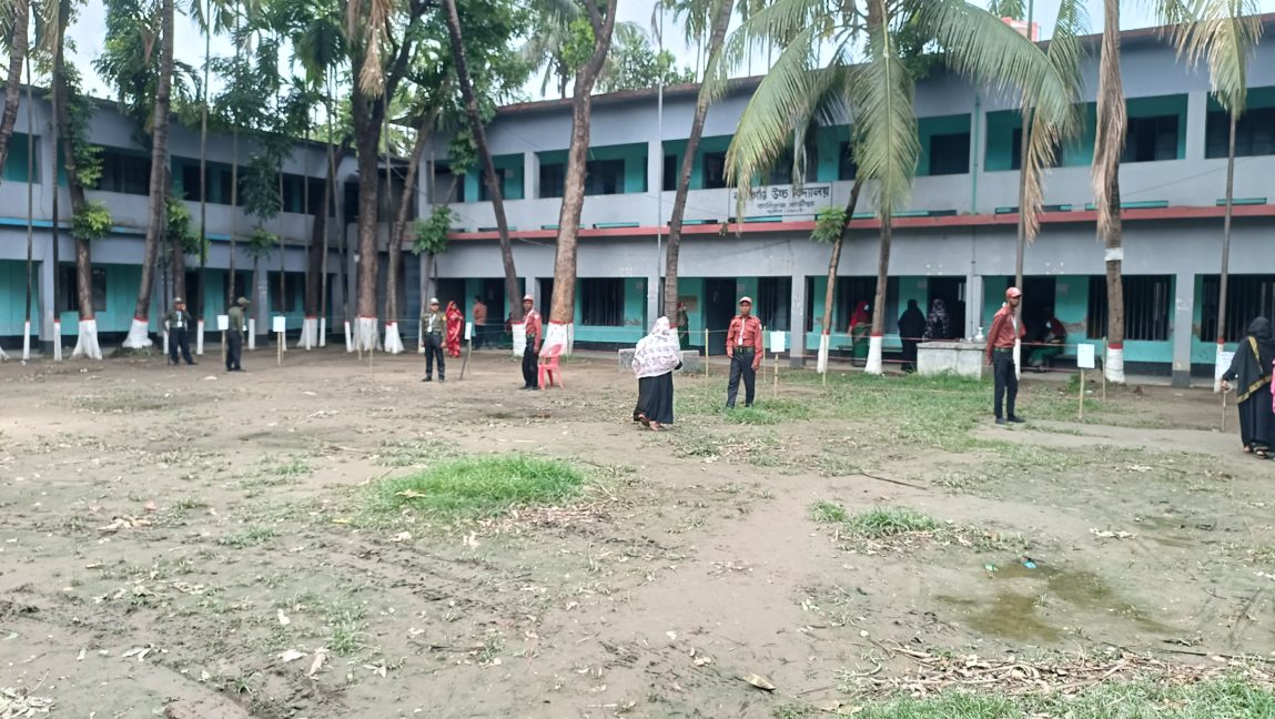 উপজেলা নির্বাচন, কেন্দ্রে ভোটার উপস্থিতি কম বাইরে সমর্থকদের ভিড় (1)