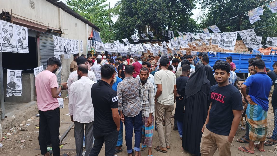 উপজেলা নির্বাচন, কেন্দ্রে ভোটার উপস্থিতি কম বাইরে সমর্থকদের ভিড় (2)