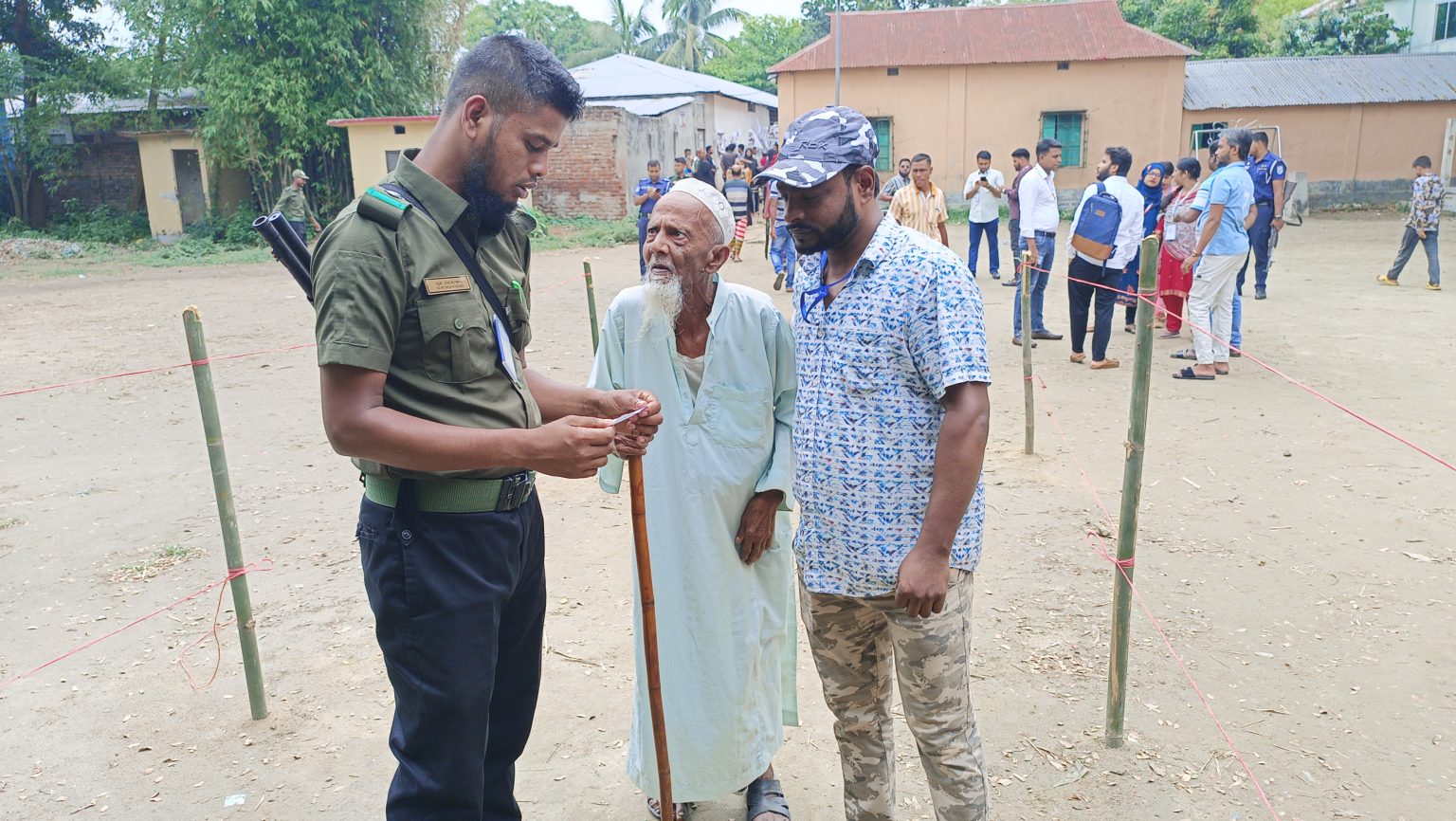 উপজেলা নির্বাচন নাতির হাত ধরে ভোটকেন্দ্রে শতবর্ষী দাদা (2)