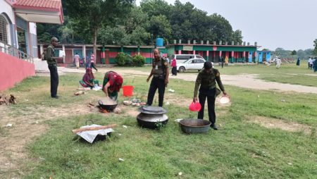 উপজেলা নির্বাচন ভোটার উপস্থিতি কম, রান্না-বান্নায় ব্যস্ত আনসার সদস্যরা (2)