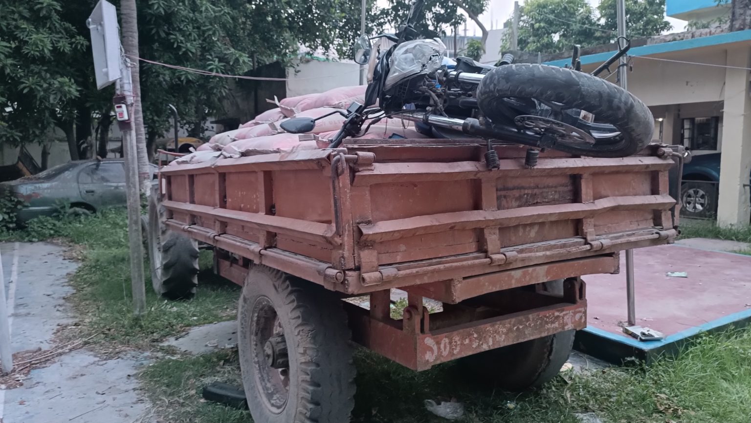 কালীগঞ্জে লড়ি চাপায় মোটরসাইকেল আরোহী নিহত, আহত ১