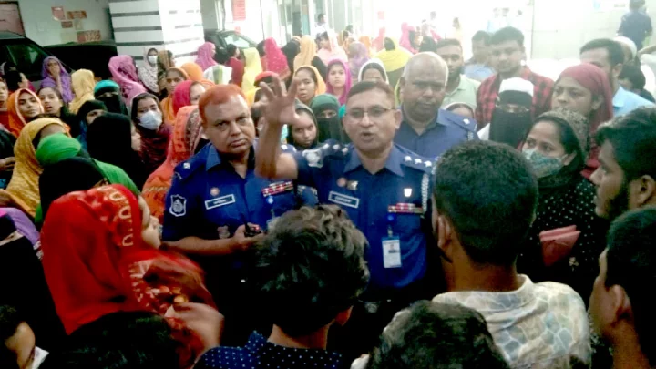 বেতনের দাবিতে টঙ্গীতে শ্রমিকদের বিক্ষোভ