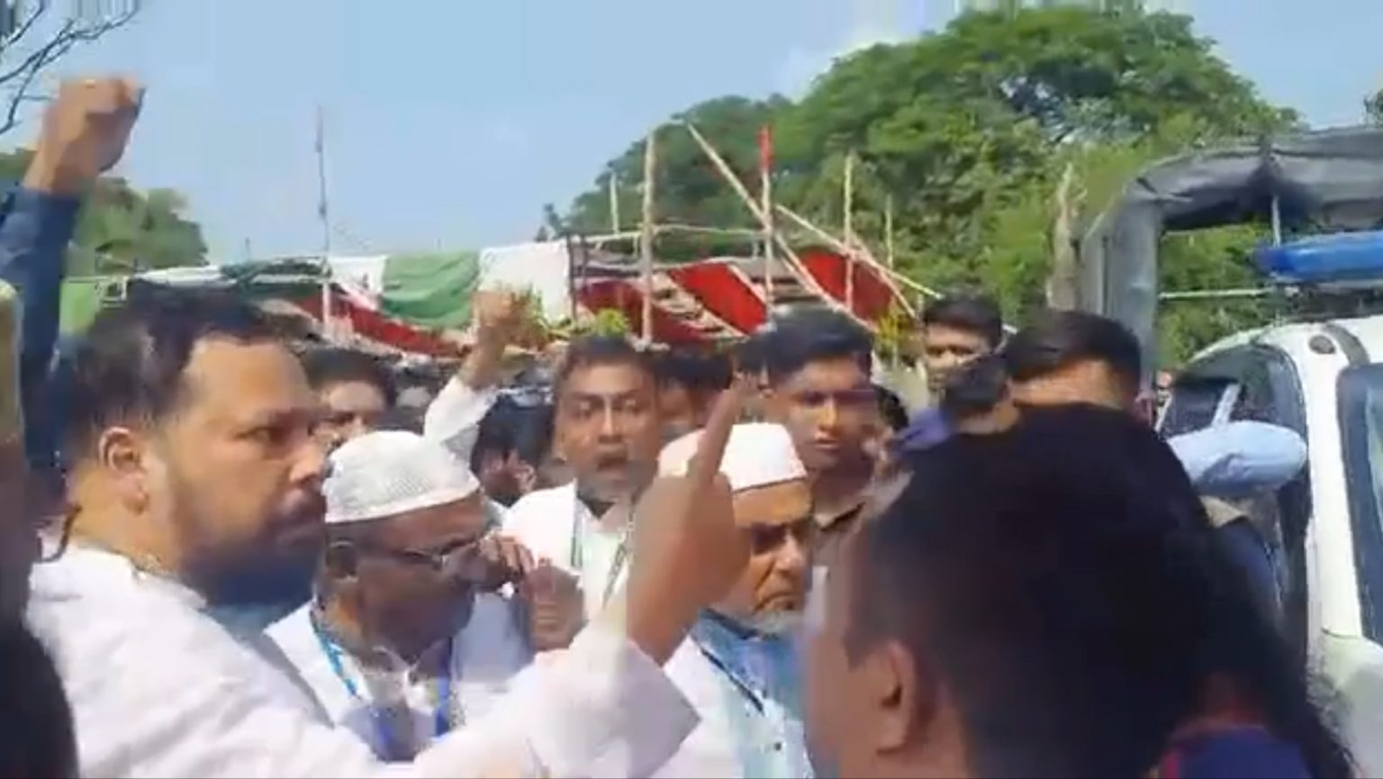 ম্যাজিস্ট্রেটের সাথে সঙ্গে চেয়ারম্যান প্রার্থীর অসৌজন্যমূলক আচরণ