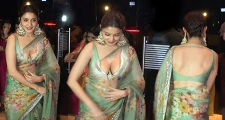 Anushka Sharma Flaunt Her Figure