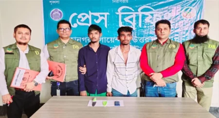 গাজীপুরে পোশাক কর্মী খুন রক্তমাখা ছোরাসহ গ্রেপ্তার ২