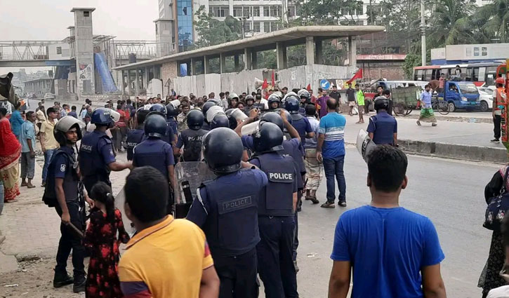 গাজীপুরে বকেয়া বেতনের দাবিতে শ্রমিকদের বিক্ষোভ