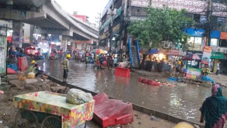 গাজীপুরে বৃষ্টিতে মহাসড়কে জমেছে পানি, ঈদযাত্রায় দুর্ভোগ