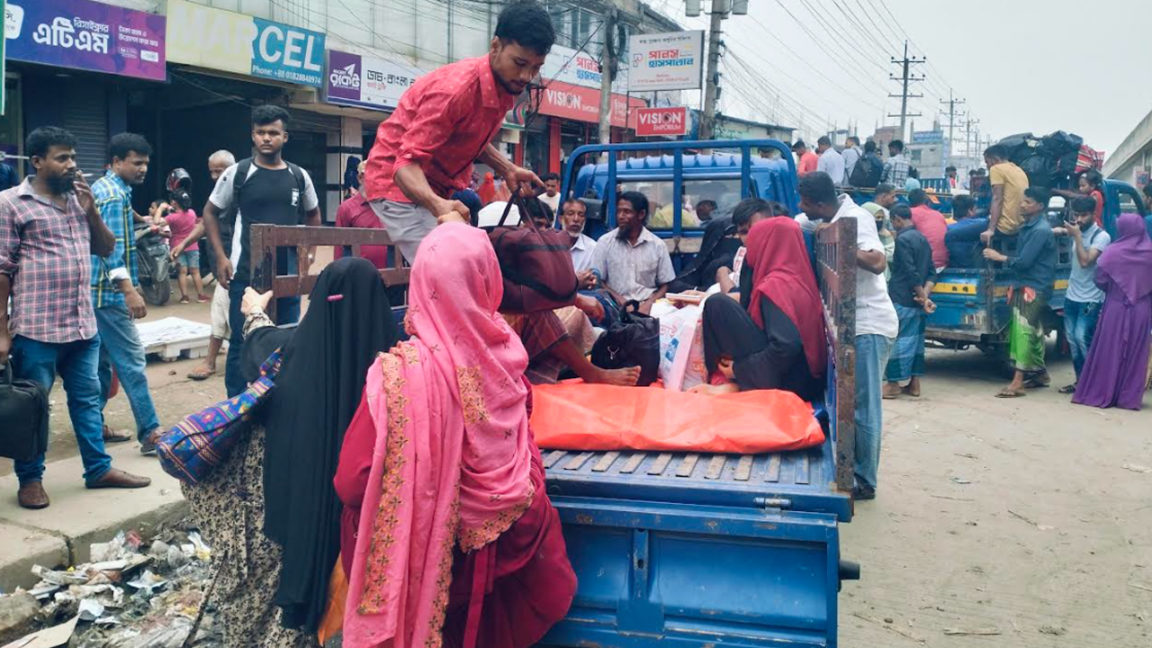 ঝুঁকি নিয়ে অতিরিক্ত ভাড়ায় ট্রাক পিকআপে ছুটছে মানুষ