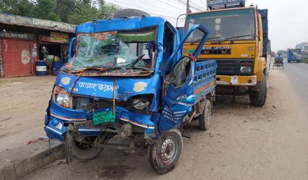 ট্রাকের পেছনে পিকআপের ধাক্কায় নিহত ২