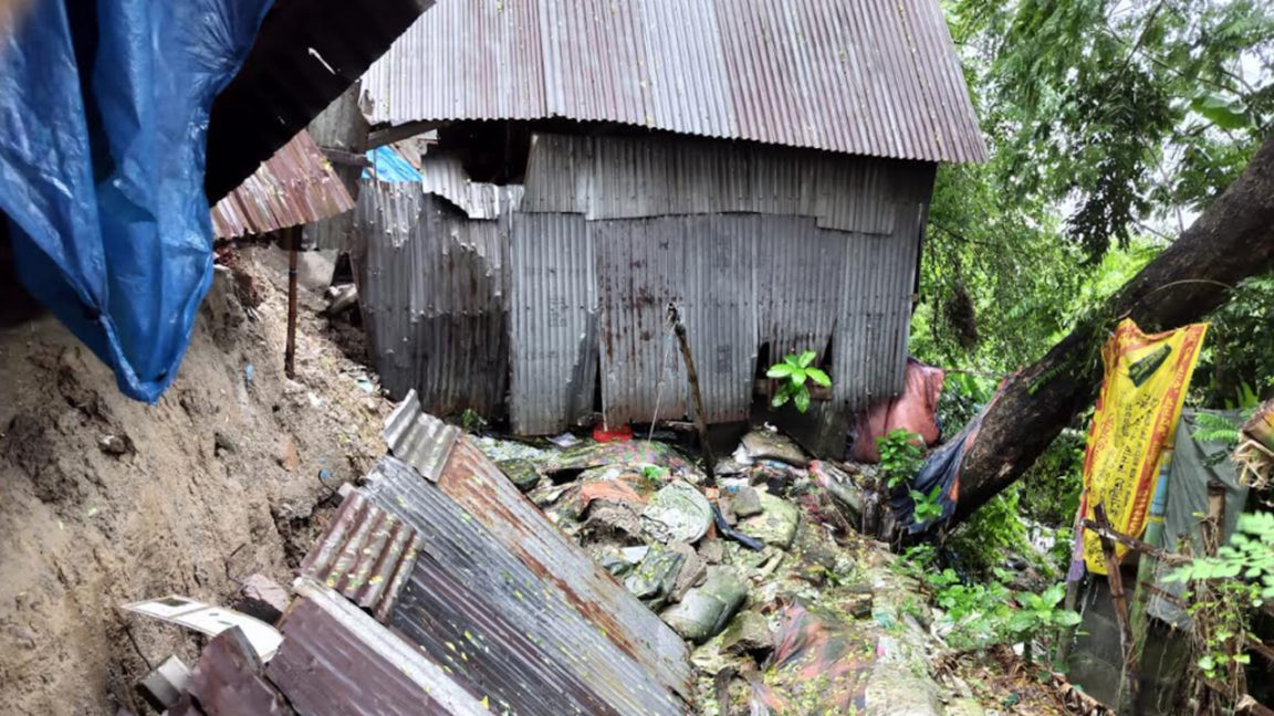 বানার নদের পাড় ভেঙে ধসে পড়েছে ৬ বাড়ি, শঙ্কায় আরও ২০ পরিবার