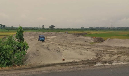 হাইকোর্টের আদেশ অমান্য করে কালীগঞ্জে বিলে বাঁধ, জমি ভরাট