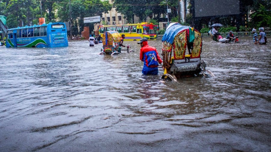 ভারী বৃষ্টিতে জলাবদ্ধতা, ভোগান্তিতে নগরবাসী