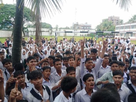 কালীগঞ্জে প্রধান শিক্ষকের পদত্যাগের দাবিতে শিক্ষার্থীদের বিক্ষোভ (1)