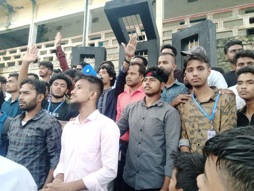 কালীগঞ্জে প্রধান শিক্ষকের পদত্যাগের দাবিতে শিক্ষার্থীদের বিক্ষোভ (2)