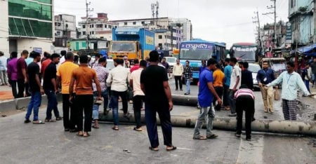 গাজীপুরে বকেয়া বেতন-ভাতার দাবিতে কারখানা শ্রমিকদের বিক্ষোভ