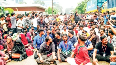 গাজীপুরে বেতন-ভাতাসহ বিভিন্ন দাবিতে শ্রমিক বিক্ষোভ