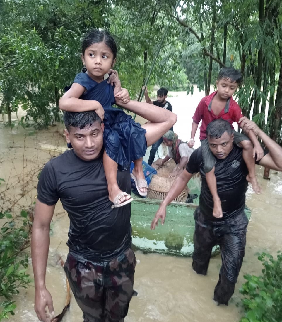 পানিবন্দি মানুষের জান-মাল রক্ষায় প্রাণপন চেষ্টা করছে বিজিবি
