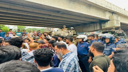 টঙ্গীতে ১২ দফা দাবিতে নোবিষ্টা ফার্মার শ্রমিকদের কর্মবিরতি