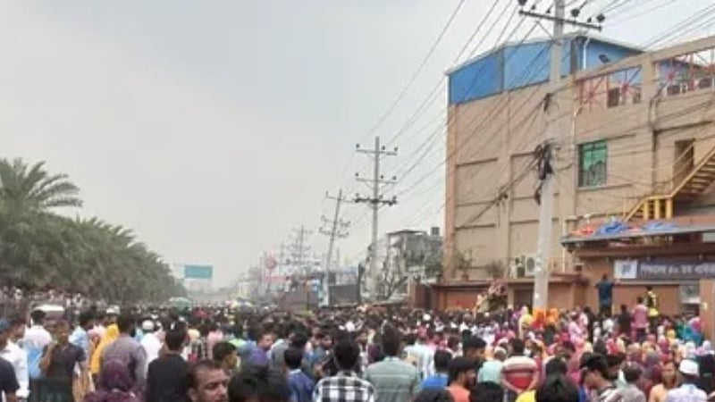 গাজীপুরে উৎপাদন বন্ধ রেখে কর্মবিরতিতে শ্রমিকরা