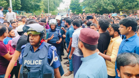 গাজীপুরে কারখানার তিন কর্মকর্তার পদত্যাগ দাবিতে কর্মবিরতি