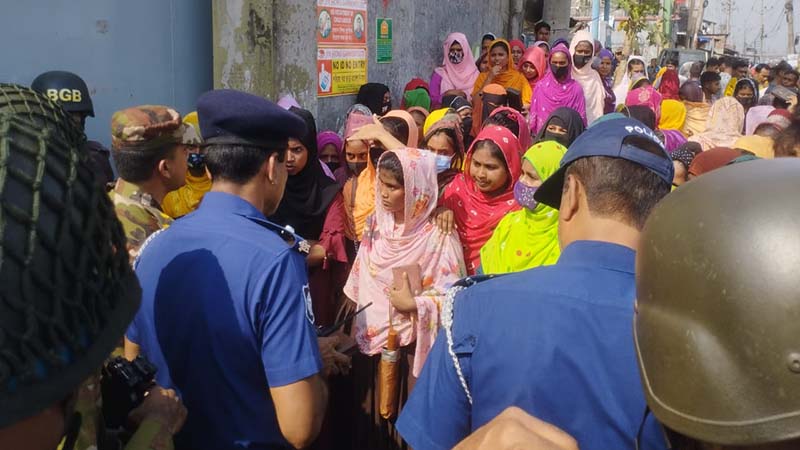 গাজীপুরে গার্মেন্টস শ্রমিক নিয়োগে বৈষম্য নিরসনের দাবিতে বিক্ষোভ