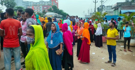 গাজীপুরে ১২ দফা দাবিতে শ্রমিকদের বিক্ষোভ, সড়ক অবরোধ