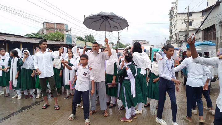 টঙ্গীতে চেয়ার-টেবিল ও প্রশ্নপত্র লুট, শিক্ষক-শিক্ষার্থীদের বিক্ষোভ