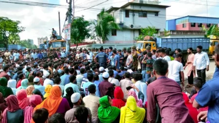 টঙ্গীর চার কারখানায় শ্রমিকদের কর্মবিরতি