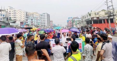 পোশাকশ্রমিকদের বিক্ষোভ, সাড়ে ৬ ঘণ্টা পর যান চলাচল স্বাভাবিক