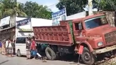 দাঁড়িয়ে থাকা ট্রাকে মাইক্রোবাসের ধাক্কা, প্রাণ গেল চালকের