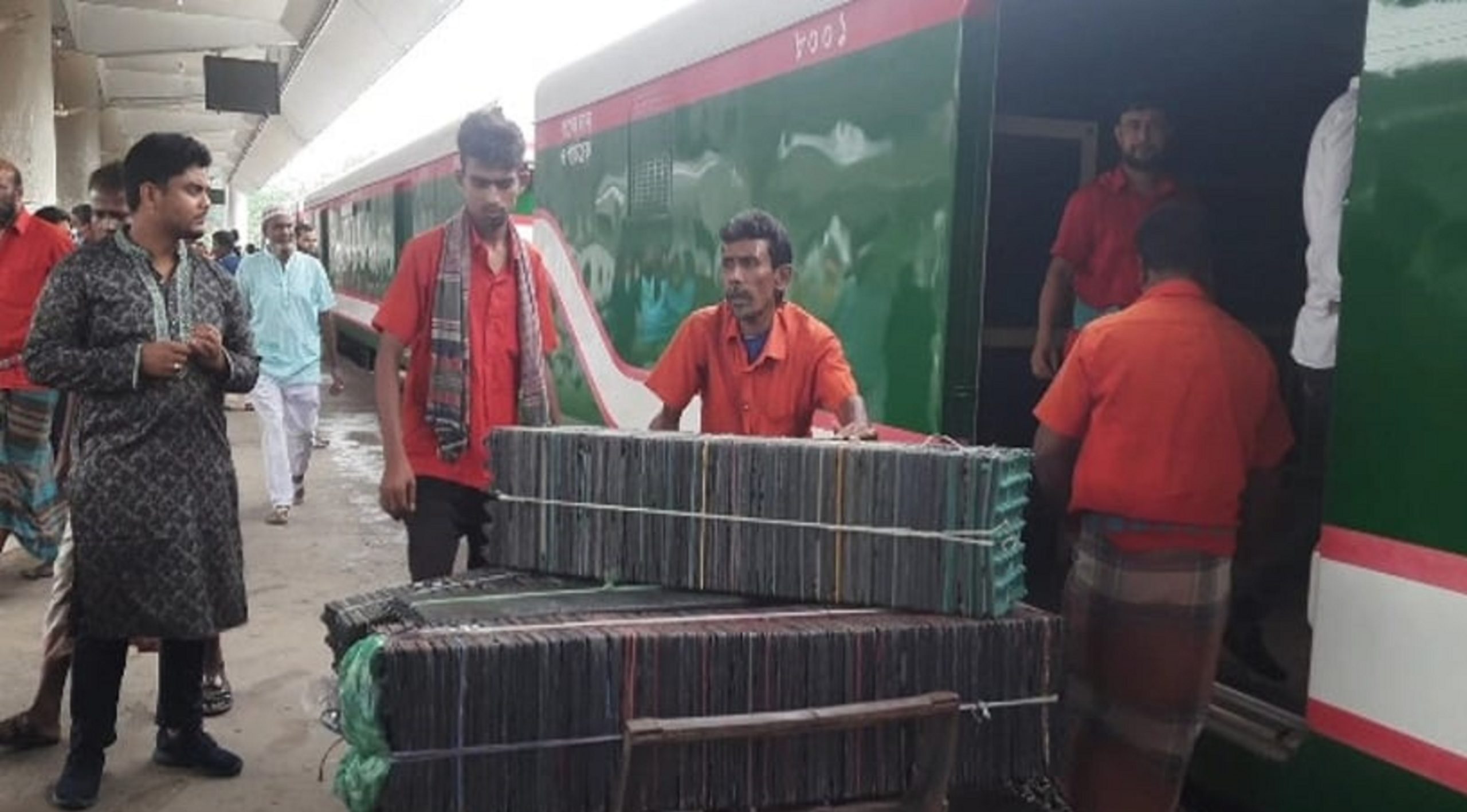 The-Agriculture-Special-train-took-only-egg-cages-from-Rajshahi