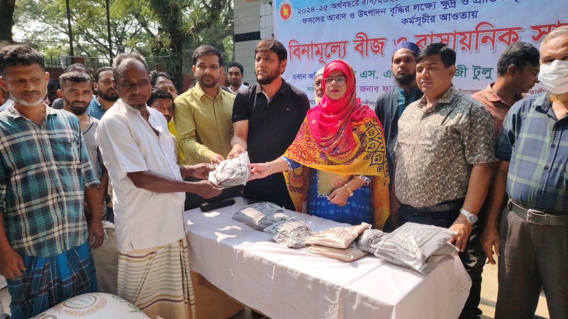 কালীগঞ্জে বিনামূল্যে কৃষি প্রণোদনা পেল ৭ শতাধীক কৃষক (3)