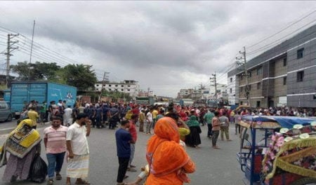 গাজীপুরে কারখানার শ্রমিকদের মহাসড়ক আটকে বিক্ষোভ