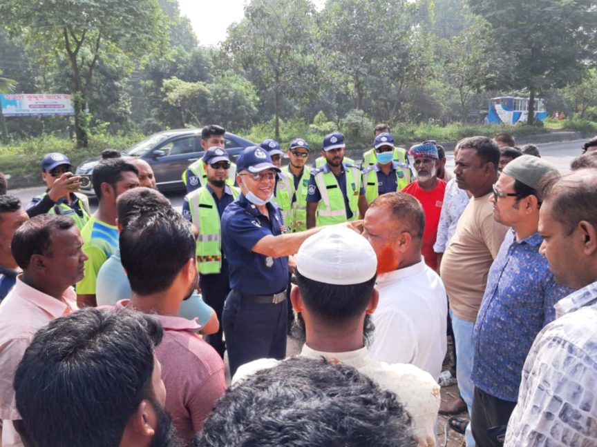 গাজীপুরে মহাসড়কের পাশে ফেলে রাখা টাইলস উচ্ছেদ (1)