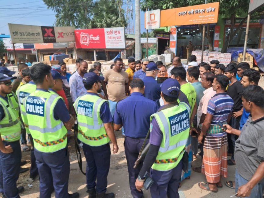গাজীপুরে মহাসড়কের পাশে ফেলে রাখা টাইলস উচ্ছেদ (2)