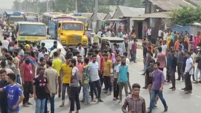 গাজীপেুরে বকেয়া বেতনের দাবি ঢাকা-টাঙ্গাইল মহাসড়ক অবরোধ