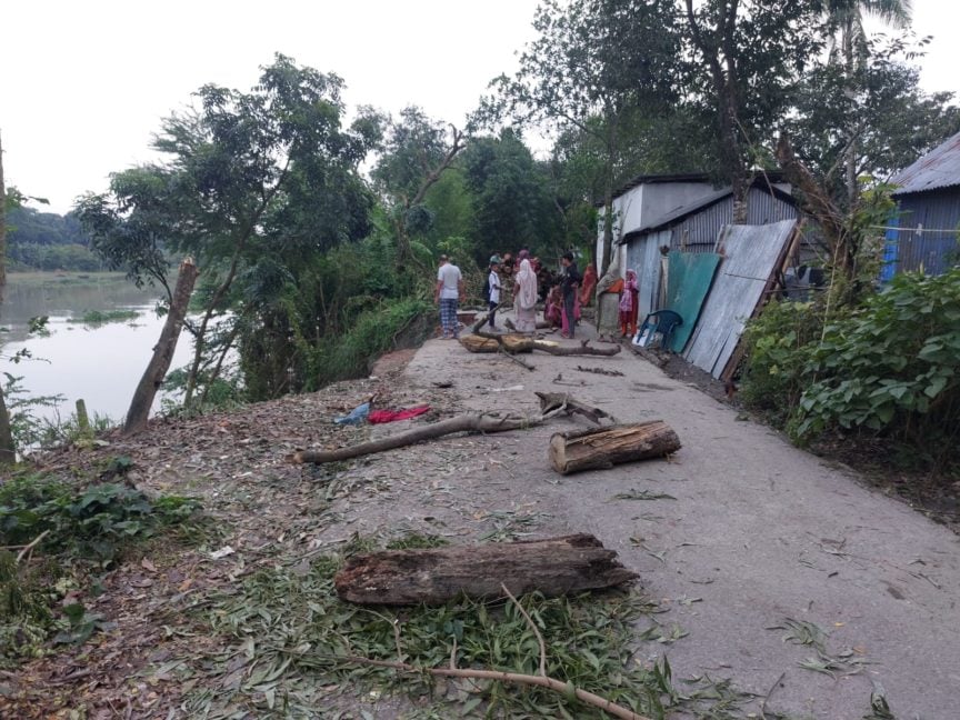 সড়ক ভেঙে নদীতে, ৩০ পরিবার শঙ্কা