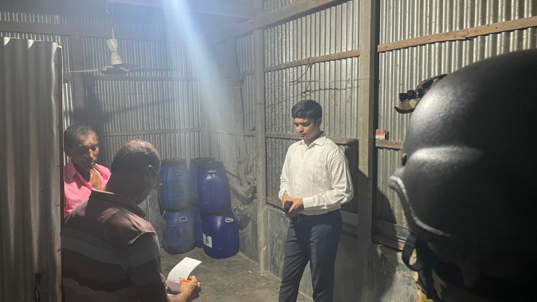 পঁচা গাদ দিয়ে সন্দেশ তৈরি: চার প্রতিষ্ঠানকে জরিমানা