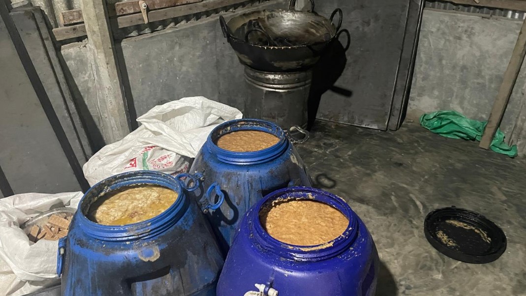 পঁচা গাদ দিয়ে সন্দেশ তৈরি: চার প্রতিষ্ঠানকে জরিমানা