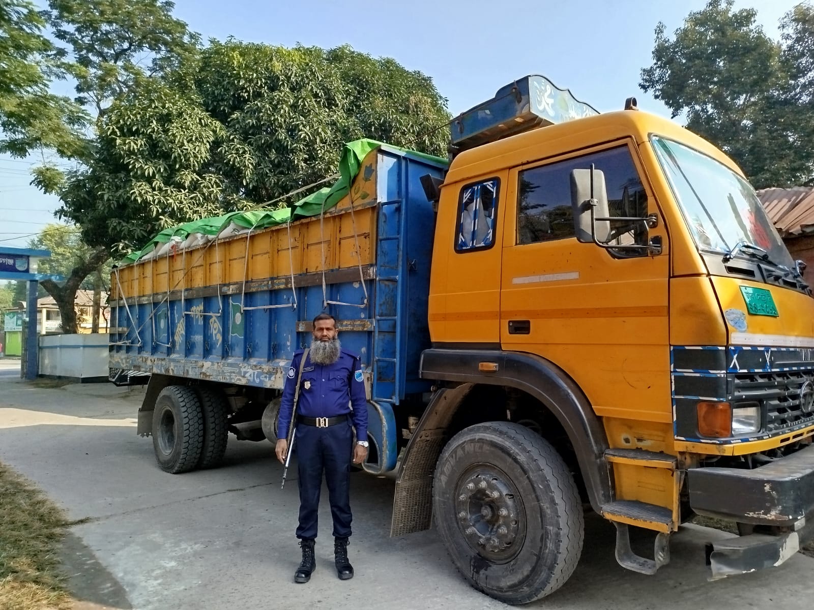 মানিকগঞ্জে পাচারকালে ৫০০ বস্তা সার জব্দ, আটক ২