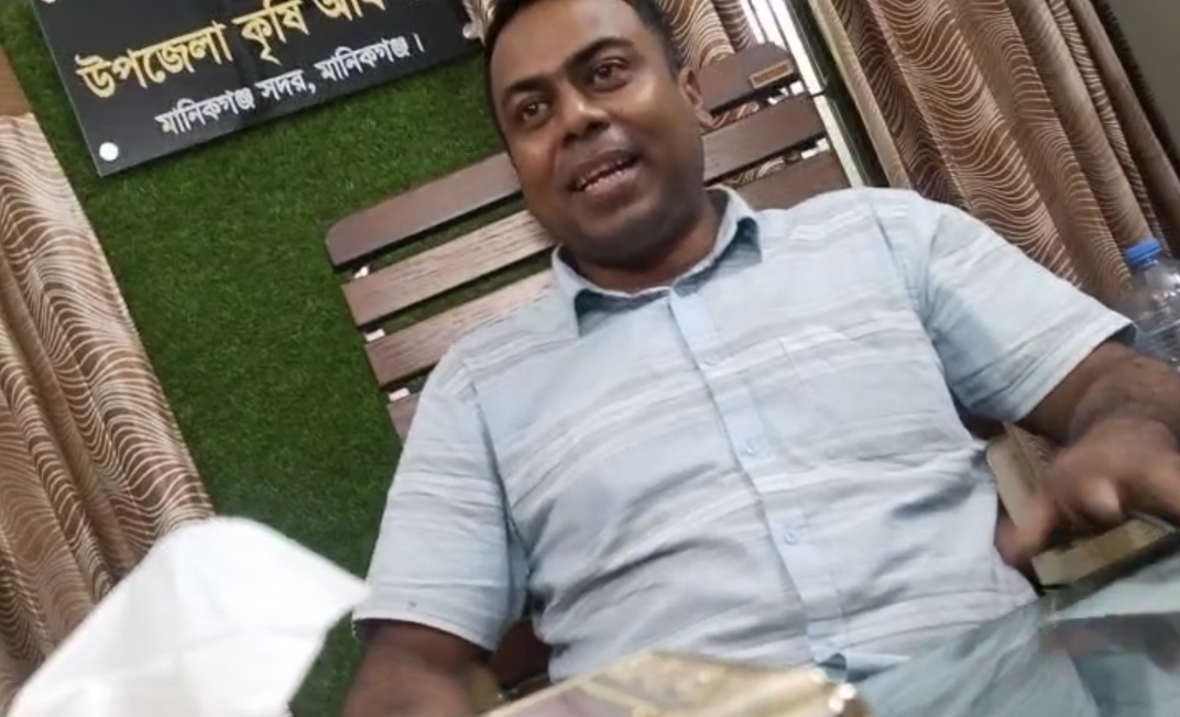 নিষিদ্ধ সময়ে কৃষি কর্মকর্তাদের ইলিশ পার্টি